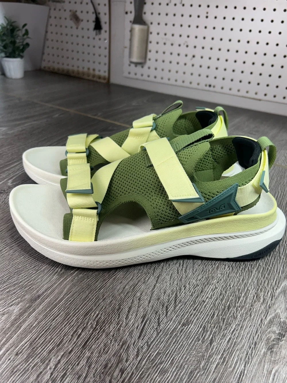TEVA AVENTRAIL RUNNING SANDALS Olive & Light Yellow Sport Sandals
